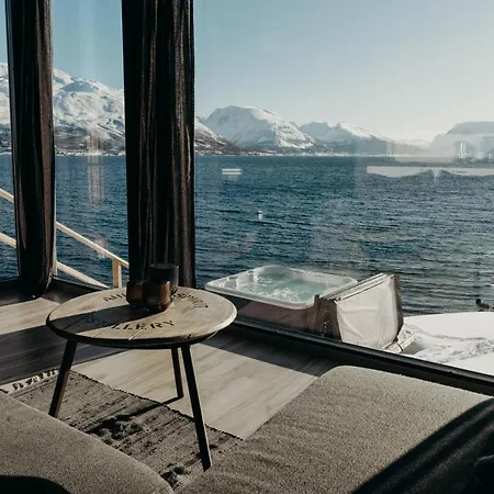 Lodge Aurora Distillery Cabins Lyngseidet