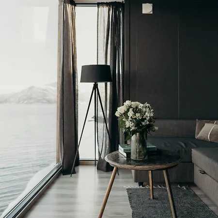 Aurora Distillery Cabins * Lyngseidet